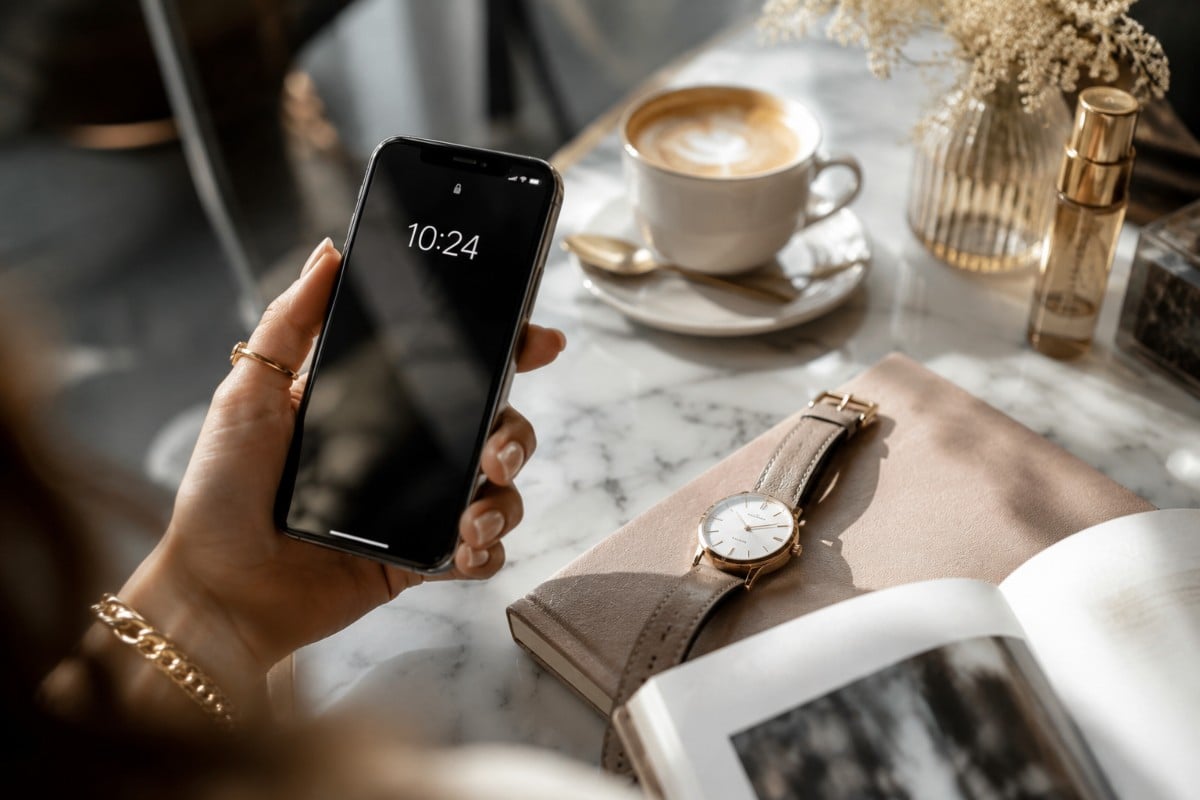 Te uiți la oră pe telefon în loc să porți ceas? Ce ar putea spune acest obicei despre felul în care percepi timpul