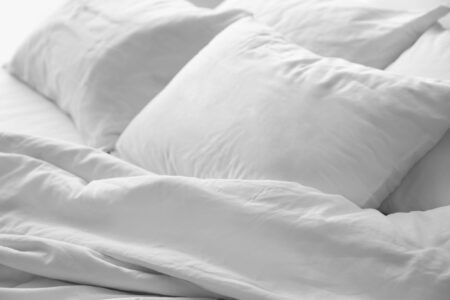 Cum albești lenjeria de pat fără clor. Metoda care redă strălucirea cearșafurilor îngălbenite