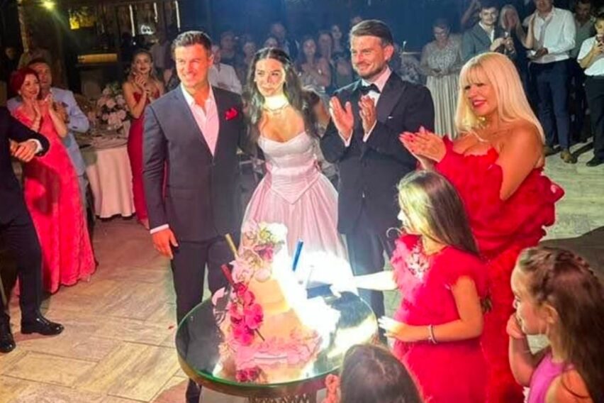 Elena Udrea a mizat pe roșu pentru rolul de nașă. Rochia spectaculoasă care a atras toate privirile