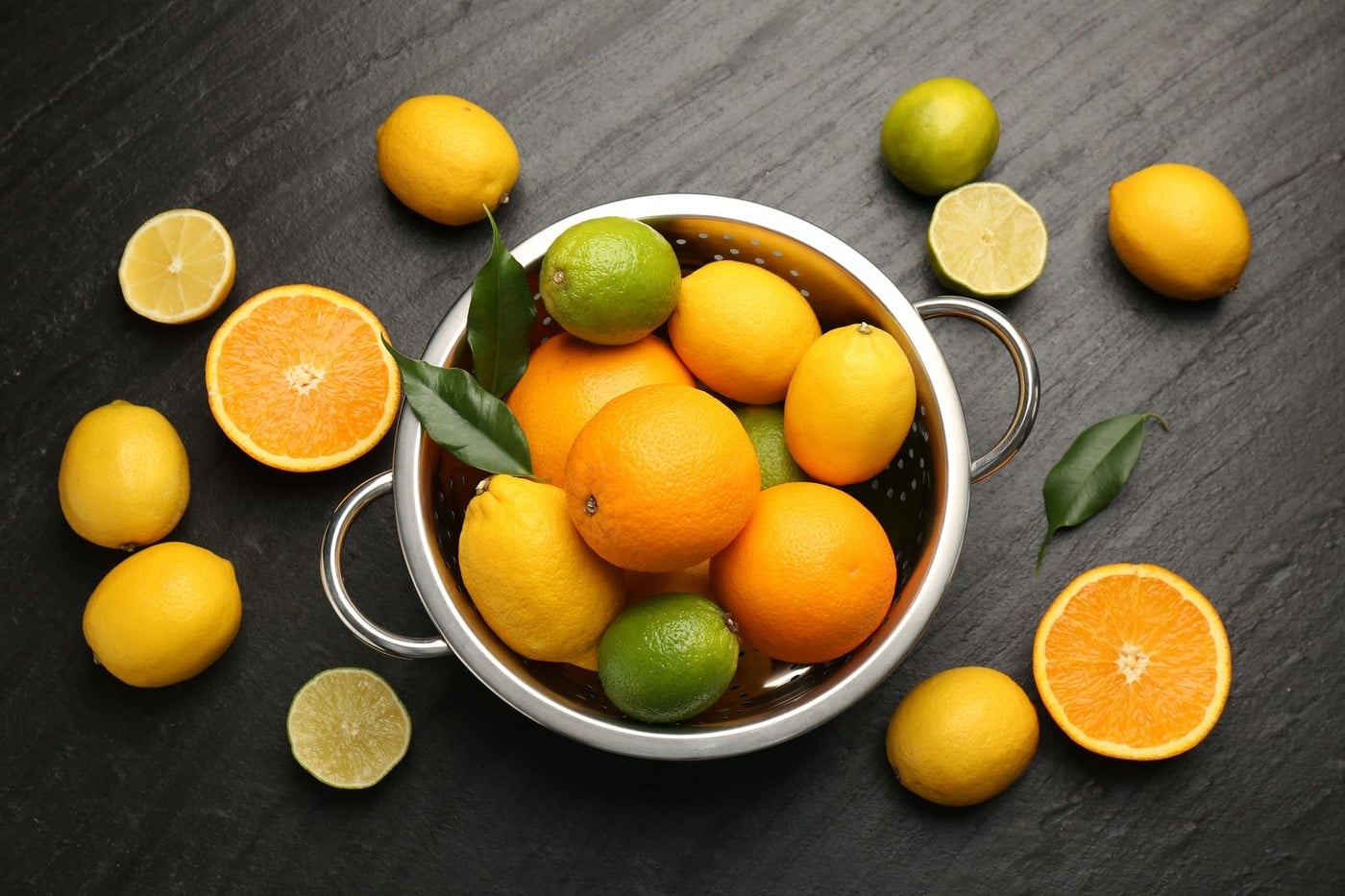 Cum speli corect lămâile și portocalele ca să îndepărtezi ceara și microbii. Ce recomandă experții în siguranță alimentară