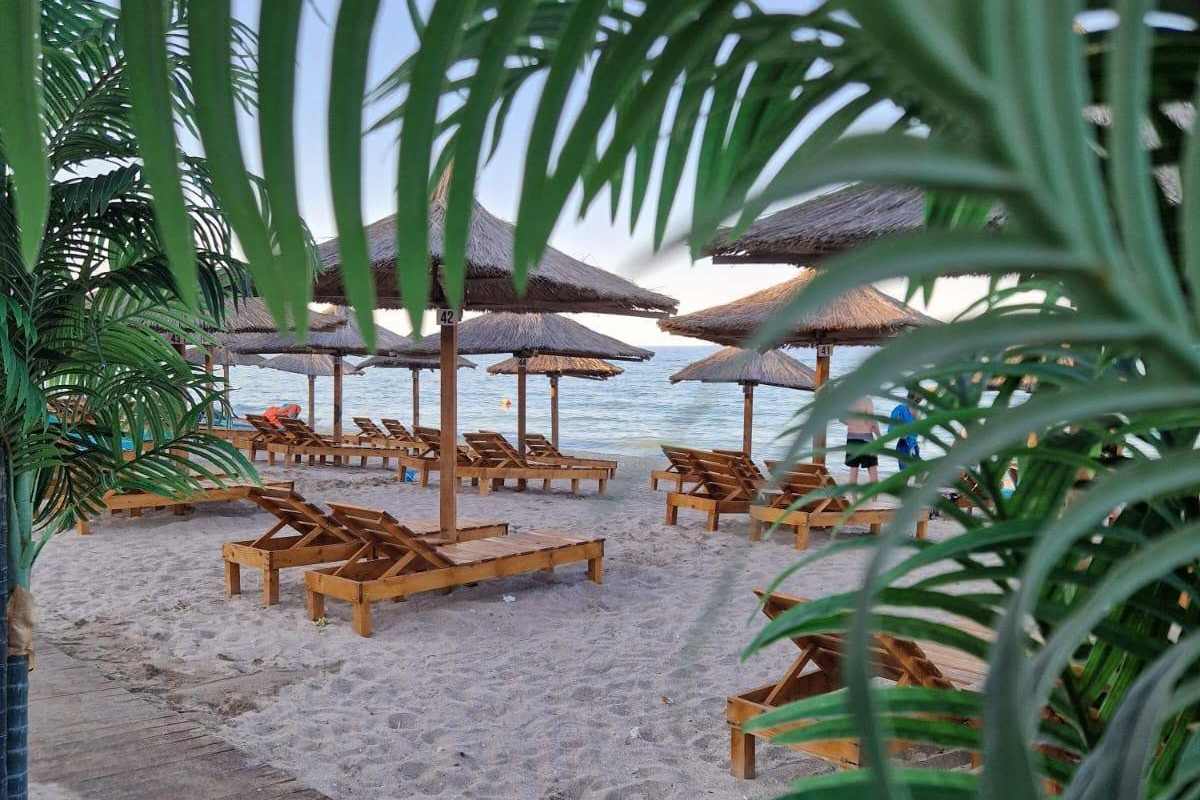 Plaja din Tuzla comparată cu „Mica Grecie” atrage tot mai mulți turiști. Cât costă un șezlong la Anto Beach