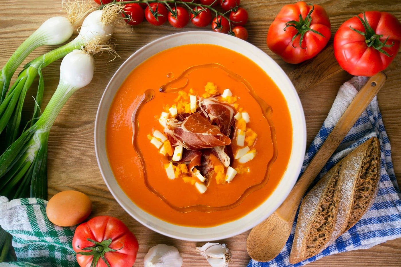 Ai roșii foarte coapte? Încearcă salmorejo, supa rece spaniolă cu doar câteva ingrediente