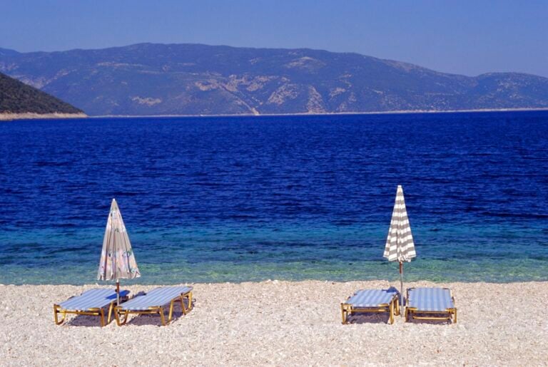 sezlong plaja grecia