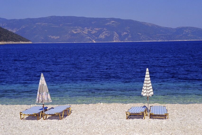 Cum poți folosi gratuit un șezlong pe plajele din Grecia. Regula pe care mulți turiști nu o cunosc