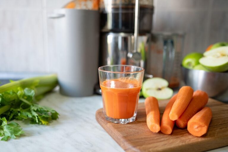 Sucurile naturale făcute în casă pot fi un aport important de vitamine și fibre (Sursa foto: Profimedia)