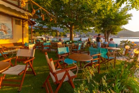 Prețurile din Thassos i-au surprins pe doi turiști români. Cât au plătit pentru un prânz copios