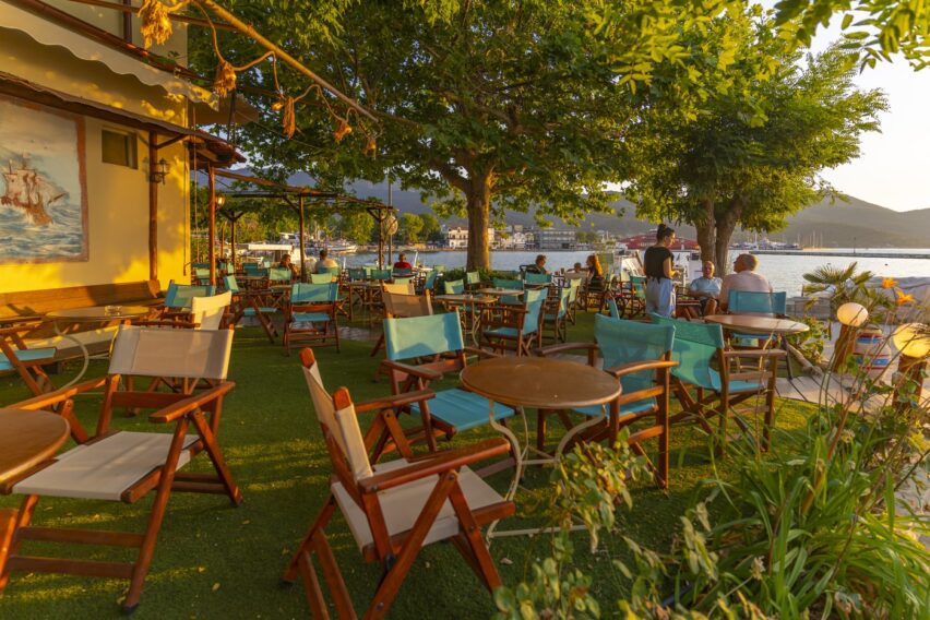 Prețurile din Thassos i-au surprins pe doi turiști români. Cât au plătit pentru un prânz copios