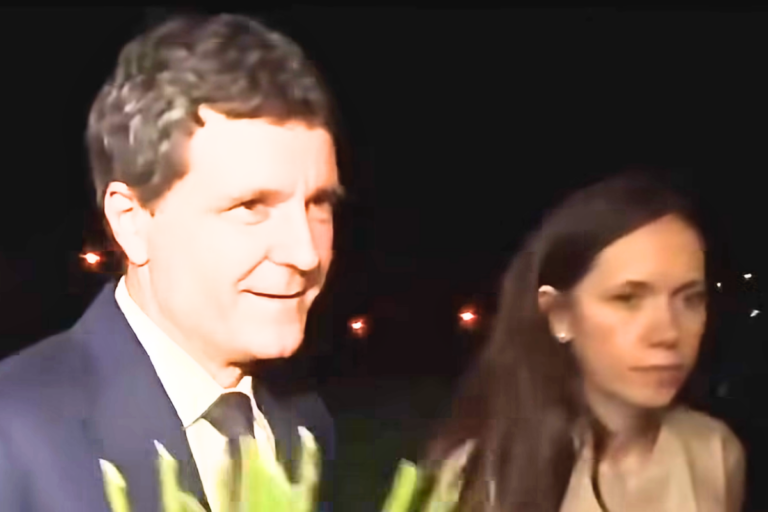 Mirabela Grădinaru, alături de Nicușor Dan, la sosire (Sursa foto: captură video)