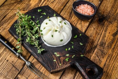 Mozzarella sau burrata? Care este diferența dintre ele și cum le alegi pentru salate, paste sau pizza