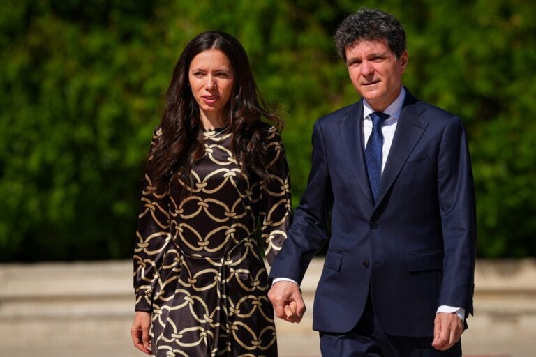 Partenera lui Nicușor Dan a purtat la nunta ministrului Nazare o ținută elegantă în nuanțe de șampanie (Sursa foto: Profimedia)