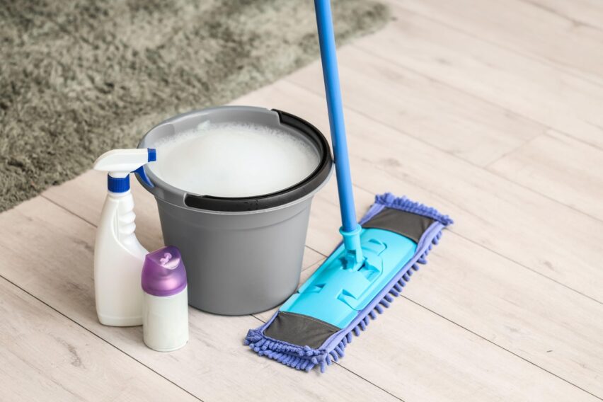 Ce să pui în apa de mop pentru podele mai curate. 8 ingrediente surprinzătoare pe care probabil le ai deja în casă