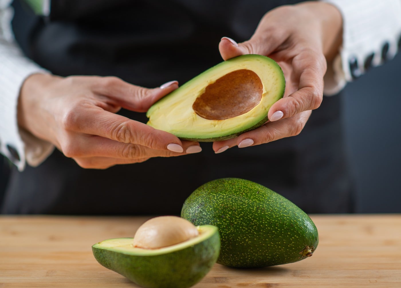 Avocado se înnegrește prea repede? Cum îl păstrezi corect înainte și după ce îl tai