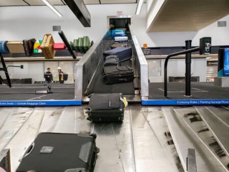 Valiza ta apare mereu printre ultimele? Ce influențează ordinea bagajelor la aeroport