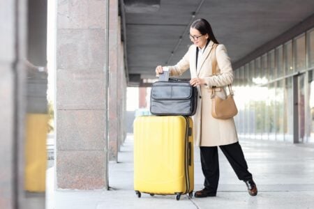 O însoțitoare de bord dezvăluie 10 greșeli de bagaj pe care pasagerii încă le fac la aeroport. Cum să nu-ți complici zborul