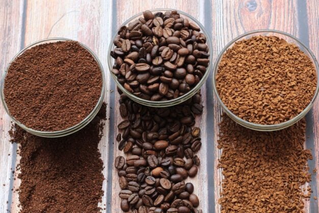 Cafeaua instant și cafeaua măcinată nu sunt același lucru. Ce le deosebește, de fapt