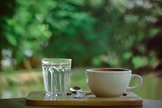 Bei cafea imediat după ce te trezești? De ce ar fi bine să bei mai întâi un pahar cu apă