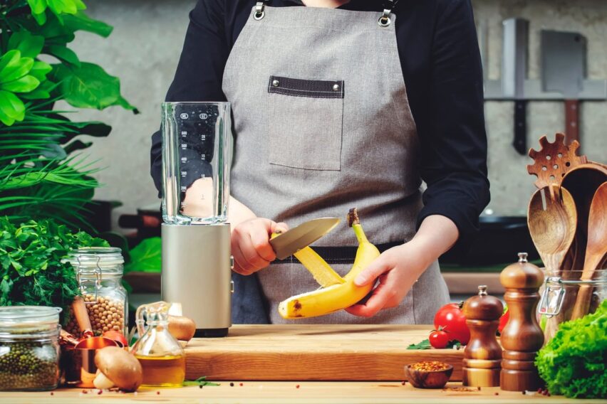 Nu arunca cojile de banană. Ce se întâmplă dacă le mixezi cu apă și la ce poți folosi amestecul