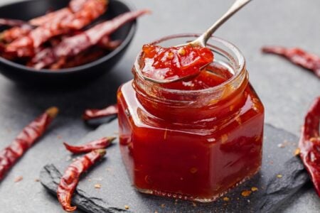 Dulceață de ardei iuți, combinația dulce-picantă care poate deveni vedeta mesei. Cum o prepari și cu ce o servești