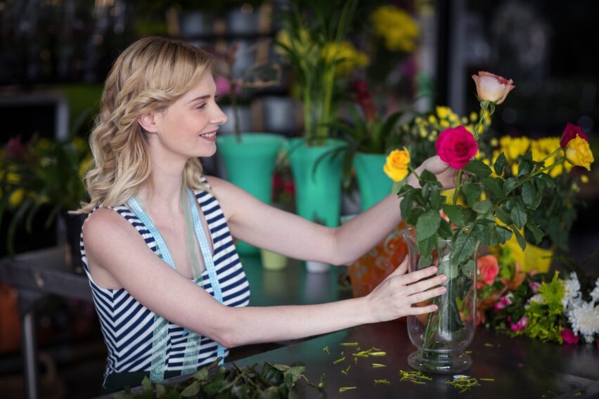 Cum păstrezi florile din vază proaspete mai mult timp. Soluția recomandată de cinci florari