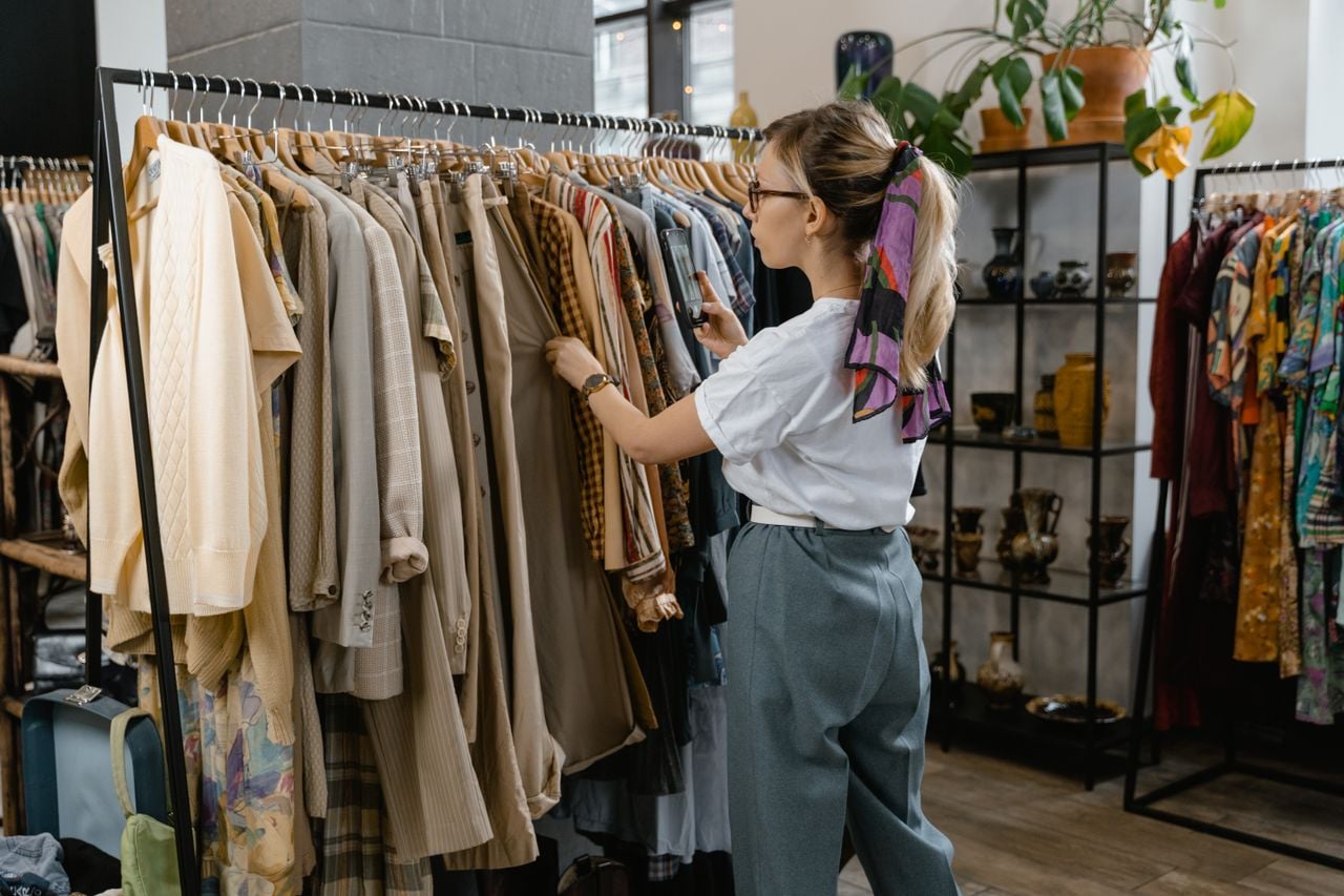 Hainele second-hand, o alegere care nu ține doar de bani. De ce le preferă și cei cu venituri mari