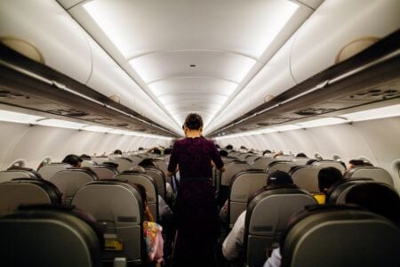 Ce îi deranjează pe însoțitorii de bord la pasageri. 6 greșeli de evitat când călătorești cu avionul