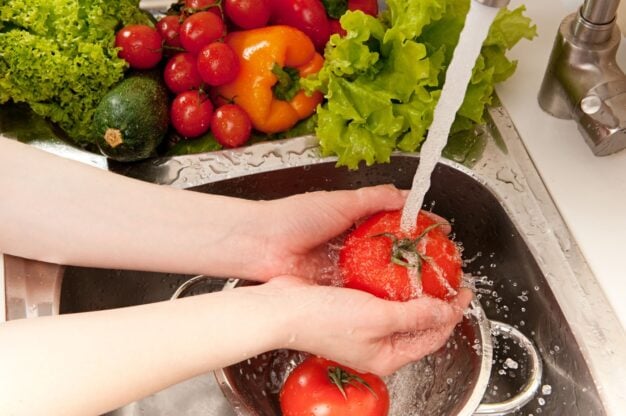 Cum să speli corect roșiile, castraveții și ardeii. Ce ajută la îndepărtarea murdăriei și a reziduurilor de pesticide