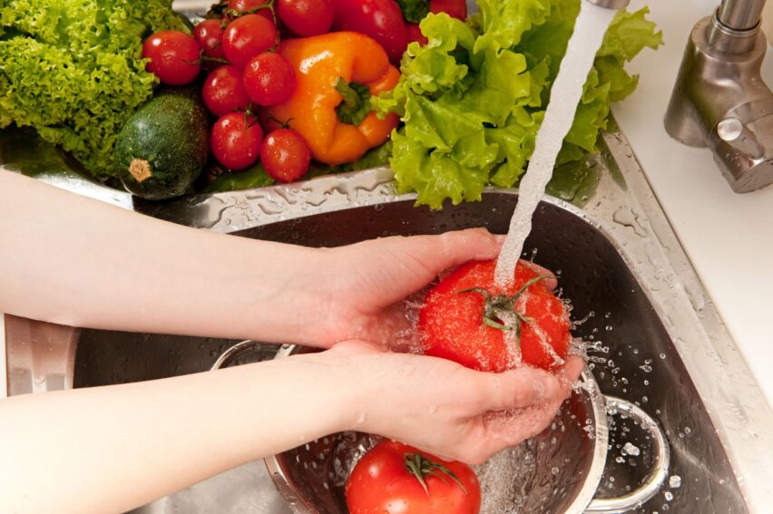 Cum să speli corect roșiile, castraveții și ardeii. Ce ajută la îndepărtarea murdăriei și a reziduurilor de pesticide