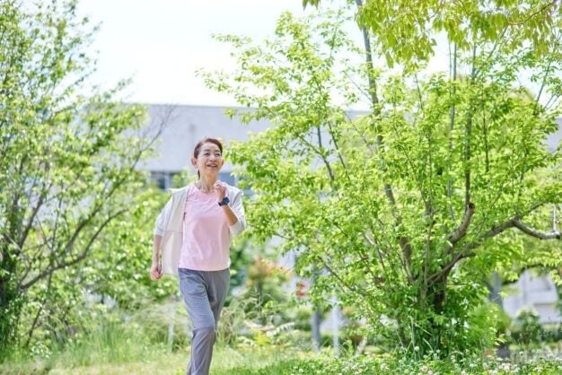 Ce este mersul japonez și ce beneficii poate avea pentru sănătate. Cum începi această formă simplă de mișcare