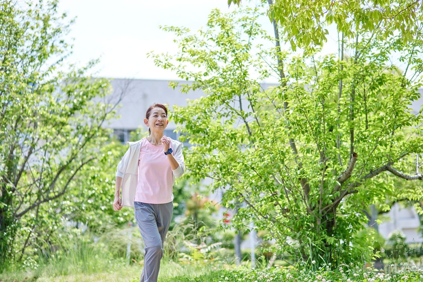 Ce este mersul japonez și ce beneficii poate avea pentru sănătate. Cum începi această formă simplă de mișcare