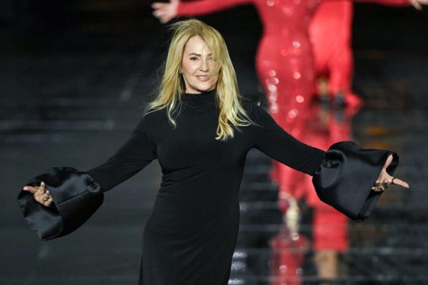 Nadia Comăneci, apariție spectaculoasă la Paris, la 64 de ani. A defilat lângă Turnul Eiffel, alături de vedete de la Hollywood