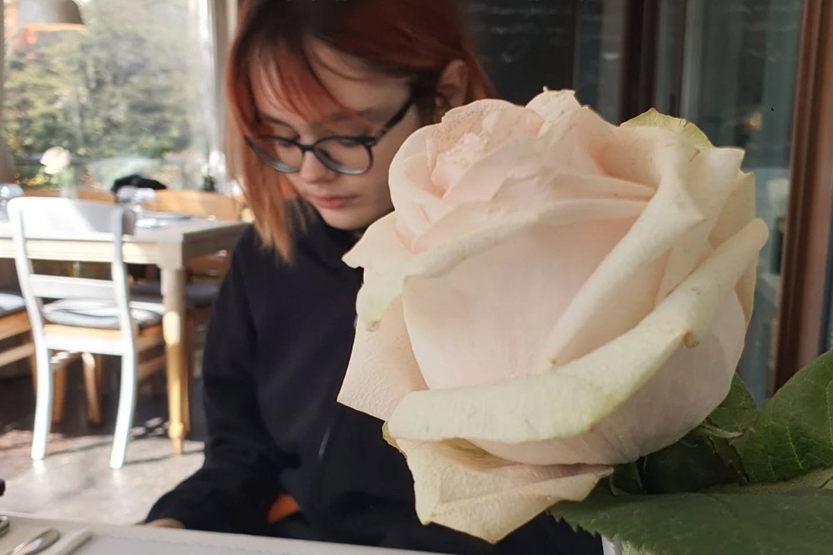 Vine dintr-una dintre cele mai cunoscute familii din România, dar evită expunerea. Cum arată nepoata lui Florin Piersic, Sonia este extrem de talentată
