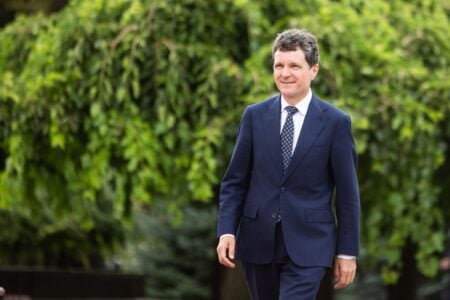 Nicușor Dan, un buchet de flori și o regulă de eleganță încălcată. Ce arată imaginile de la nunta lui Alexandru Nazare