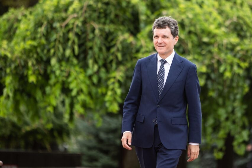 Nicușor Dan, un buchet de flori și o regulă de eleganță încălcată. Ce arată imaginile de la nunta lui Alexandru Nazare