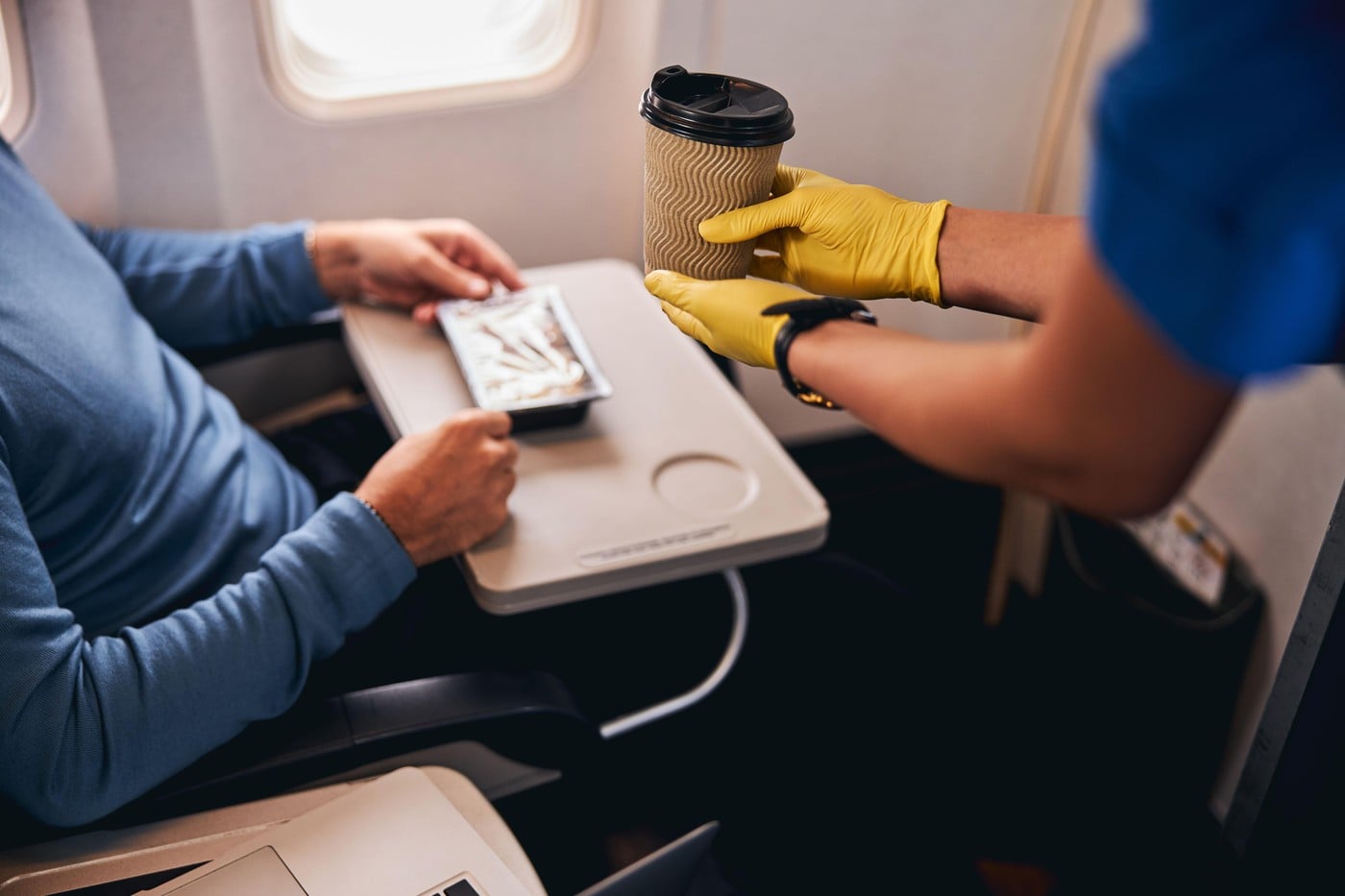 Obiceiul recomandat înainte de zbor de nutriționiști și însoțitorii de bord. De ce să nu urci în avion cu stomacul gol
