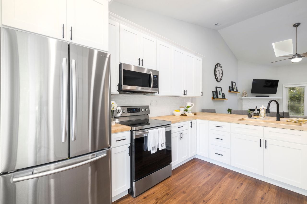 De ce nu ar trebui să agăți prosopul de bucătărie de ușa cuptorului. Alte 5 greșeli care îți pot pune siguranța în pericol