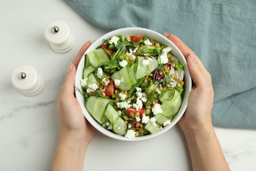 Salata de castraveți care salvează cina. Rețeta mediteraneană cu feta, lămâie și ierburi aromatice