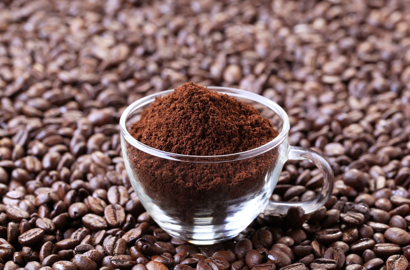 De ce pun unii oameni zaț de cafea în frigider. Trucul simplu care poate reduce mirosurile neplăcute