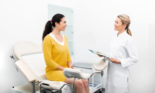 Cum trebuie să decurgă un consult ginecologic corect. Medicul trebuie să consulte și sânii?