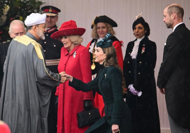 Kate Middleton, Prințesa de Wales, într-o ținută verde, accesorizată cu broșa istorică „Prince of Wales’s Feathers”, la ceremonia de primire a Sultanului Omanului, desfășurată la Windsor. (Sursa foto: People.com, Credit Foto: James Veysey/Shutterstock )