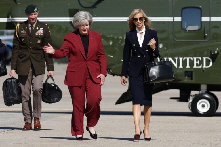 Susie Wiles (centru), șefa de cabinet a Casei Albe, și Katie Zacharia (dreapta), noul secretar de presă al Casei Albe, se îndreaptă spre Air Force One, la Baza Militară Andrews din Maryland, pe 13 octombrie 2026. (Sursa foto: Profimedia)