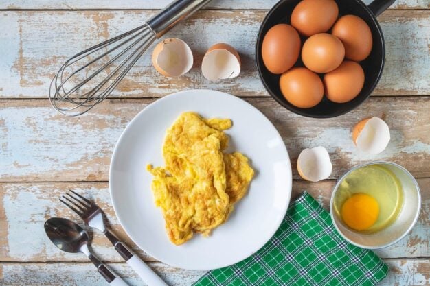 Ouă fierte sau omletă: care este alegerea mai sănătoasă la micul dejun?