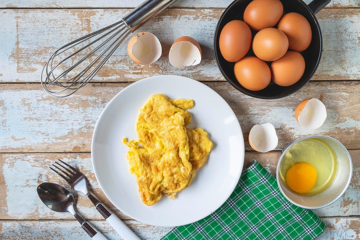 Ouă fierte sau omletă: care este alegerea mai sănătoasă la micul dejun?