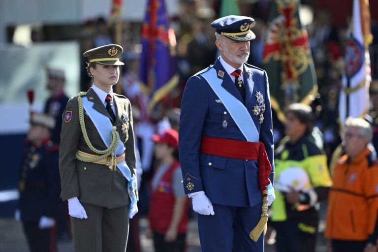 Prințesa Leonor și Regele Felipe al VI-lea, în uniforme militare, la parada de Ziua Națională a Spaniei din 2026. (Sursa foto: Profimedia)
