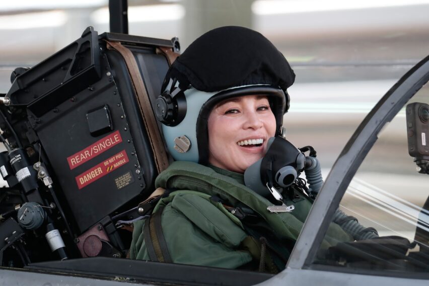 Regina care a schimbat protocolul regal cu uniforma de pilot. Suthida a zburat singură la manșa unui avion de luptă