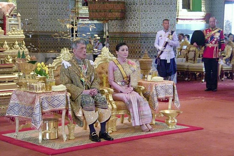 Regina Suthida, alături de regele Thailandei (Sursa foto: Profimedia)
