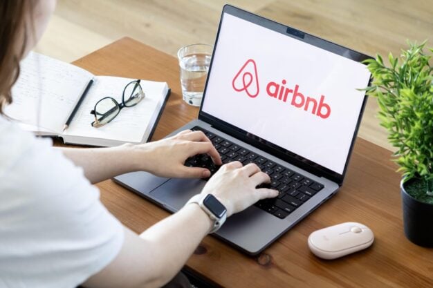 Ce nu vor mai fi obligați să facă turiștii înainte de plecare. Airbnb limitează cerințele gazdelor privind curățenia