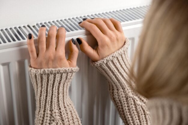Înainte să mărești temperatura din termostat, încearcă aceste soluții simple. Cum păstrezi căldura în casă mai mult timp