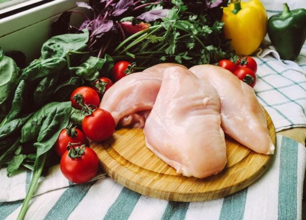 Cum păstrezi corect carnea crudă de pui. De ce nu este suficient să o pui în frigider