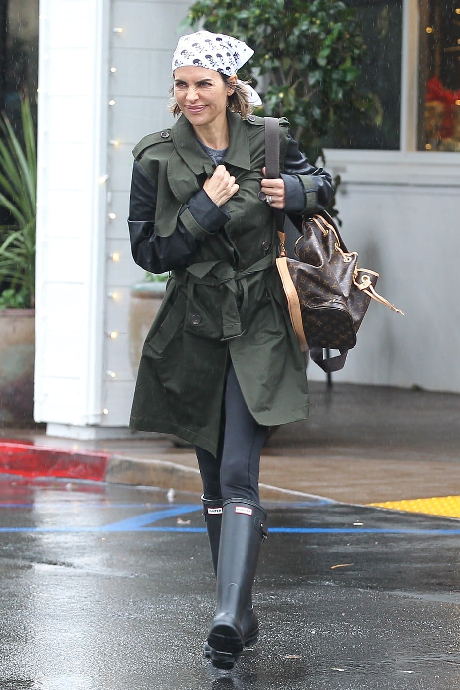 Lisa Rinna înfruntă ploaia și merge la oficiul poștal din Los Angeles, încălțată în cizme de cauciuc (Sursa foto: Profimedia)