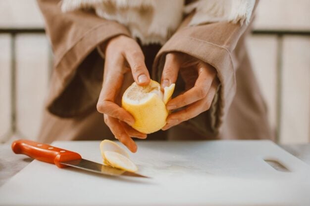 De ce fierb unii oameni coji de lămâie toamna. Utilizarea lor în casă, dincolo de gătit